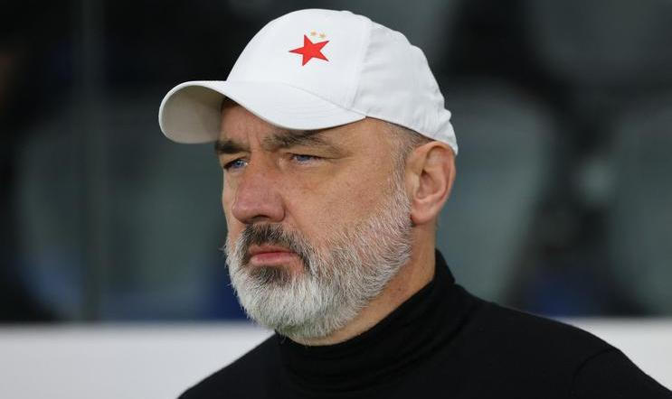 Jindřich Trpišovský při utkání Slavie na hřišti Pafosu v Lize mistrů