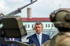 Andrej Babiš, premiér, voják, vojáci, výsadkář, výsadkáři, výsadkový pluk, základna Chrudim, zbraň, zbraně
