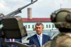 Andrej Babiš, premiér, voják, vojáci, výsadkář, výsadkáři, výsadkový pluk, základna Chrudim, zbraň, zbraně