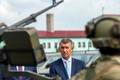 Andrej Babiš, premiér, voják, vojáci, výsadkář, výsadkáři, výsadkový pluk, základna Chrudim, zbraň, zbraně
