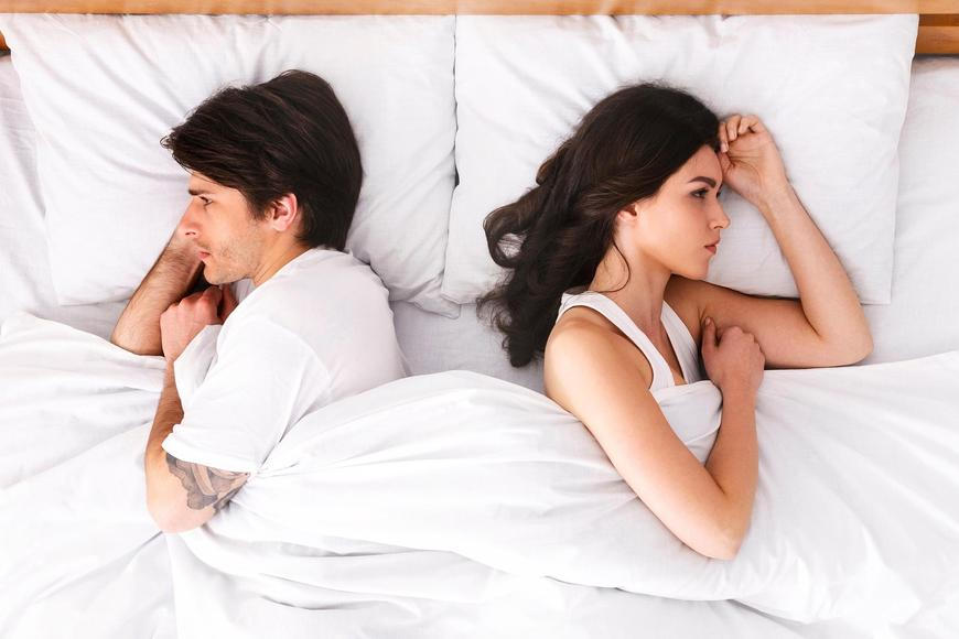 Zavedl ji Napoleon, teď ji Francie ruší. Co znamená konec „manželské povinnosti“?