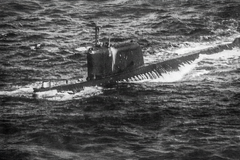 Poškozená K-19 v severním Atlantiku, 29. února 1972. Snímek z amerického námořního průzkumného letadla P-3 po požáru, který zabil 28 námořníků.