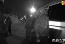 Všichni zúčastnění jsou příznivci subkultury skinheads.