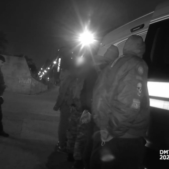 Všichni zúčastnění jsou příznivci subkultury skinheads.