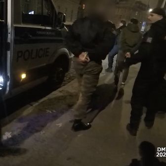 Všichni čtyři výtržníci byli předáni kriminalistům z odboru extremismu a terorismu pražské policie.