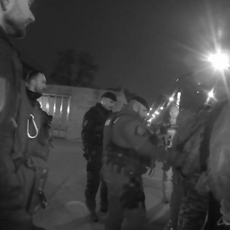 Nedaleko místa incidentu se v té době nacházeli policisté ze speciální pořádkové jednotky.