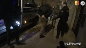 Všichni čtyři výtržníci byli předáni kriminalistům z odboru extremismu a terorismu pražské policie.