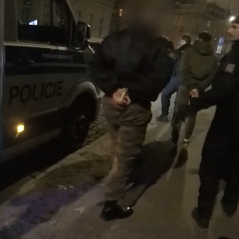 Vzhledem k tomu, že je zde podezření na spáchání trestného činu jako členové organizované skupiny a na dítěti, hrozí za toto jednání až tříletý pobyt za mřížemi.