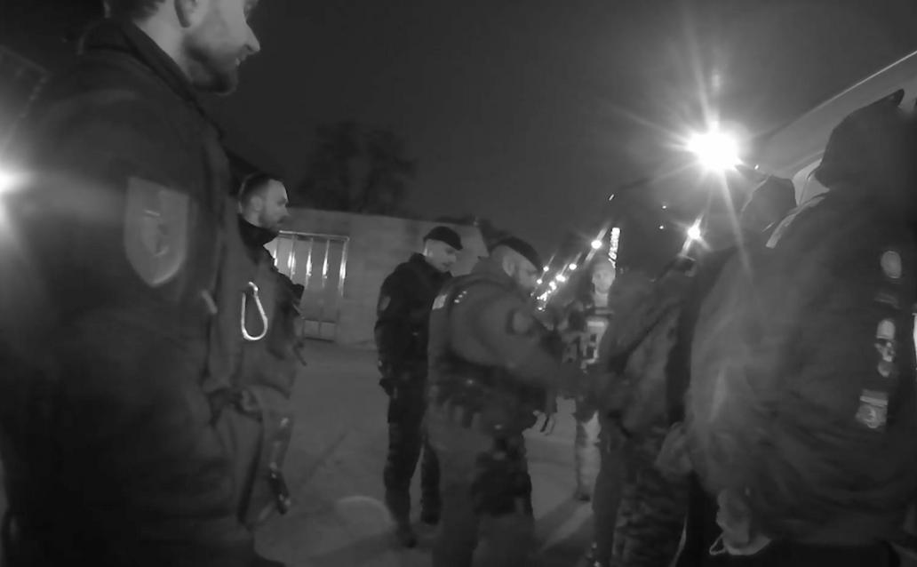 Nedaleko místa incidentu se v té době nacházeli policisté ze speciální pořádkové jednotky.