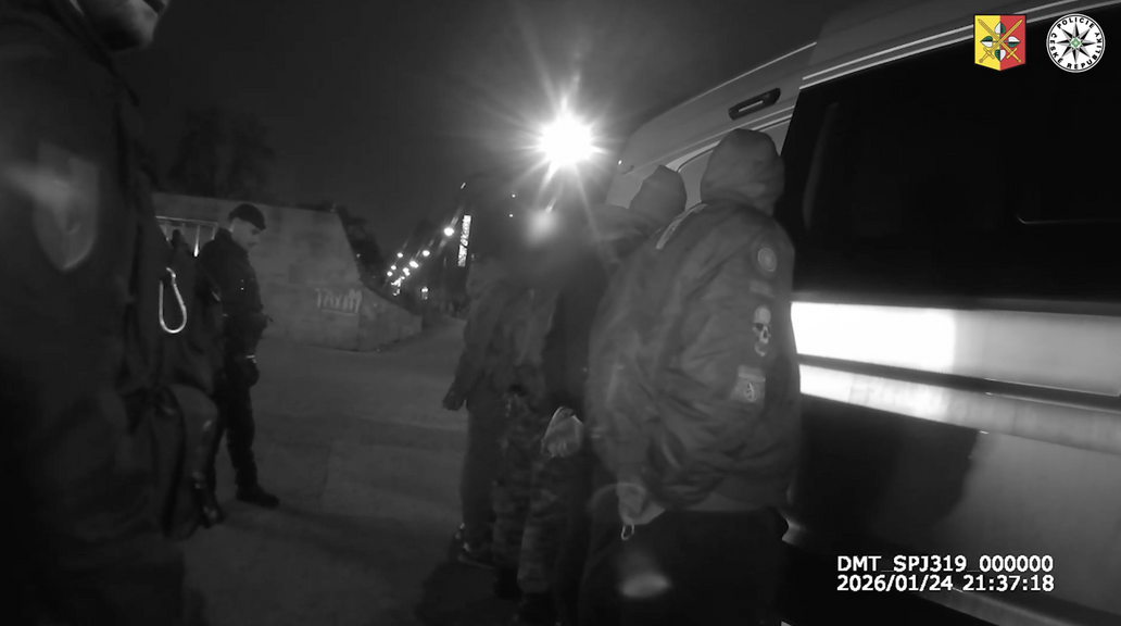 Všichni zúčastnění jsou příznivci subkultury skinheads.