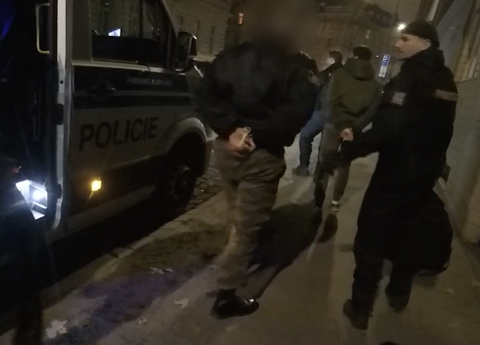 Vzhledem k tomu, že je zde podezření na spáchání trestného činu jako členové organizované skupiny a na dítěti, hrozí za toto jednání až tříletý pobyt za mřížemi.