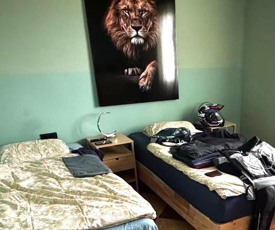 "Na sociálních sítích se šíří, že si užívám luxusní dovolenou v resortu ukrajinského majitele, ale já se dnes probudil tady. Luxus je pro mě především dobrá parta, motorka a svoboda na cestách. Zdravím ze Španělska," napsal prezident.