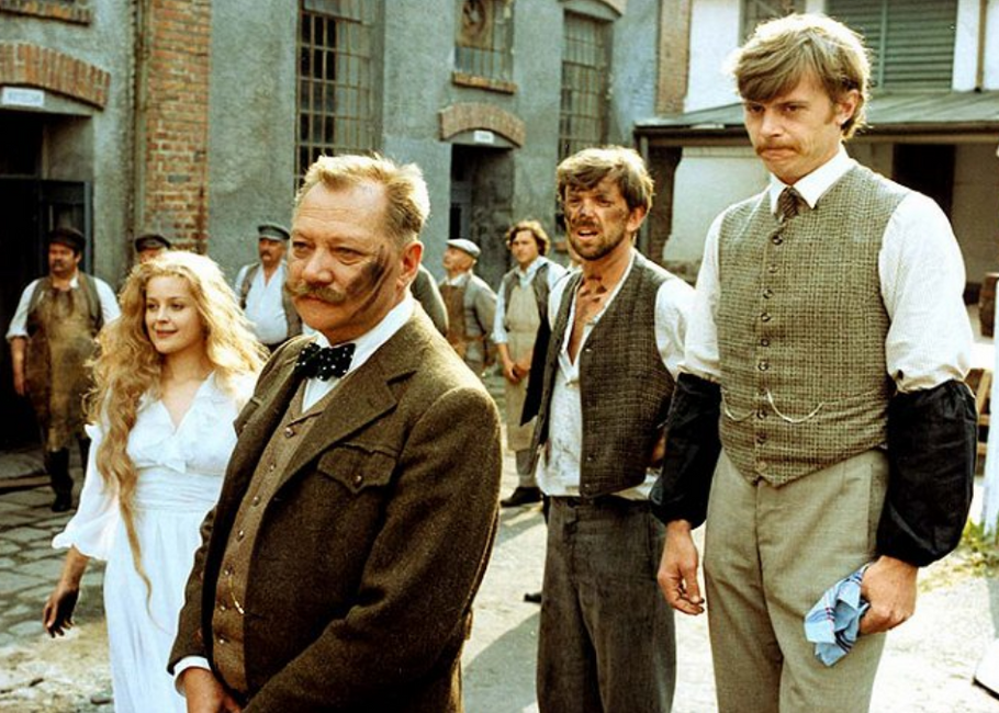 Magda Vášáryová, Rudolf Hrušínský, Jaromír Hanzlík a Jiří Schmitzer v poetickém snímku Jiřího Menzela Postřižiny.