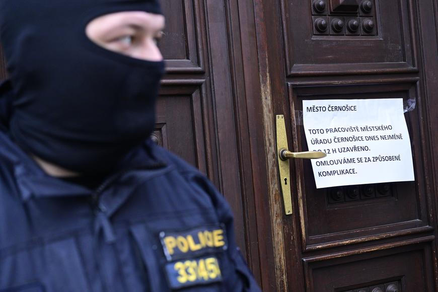 Nezákonné řidičské průkazy a úplatky: policie po zásahu v Černošicích řeší přes 200 případů