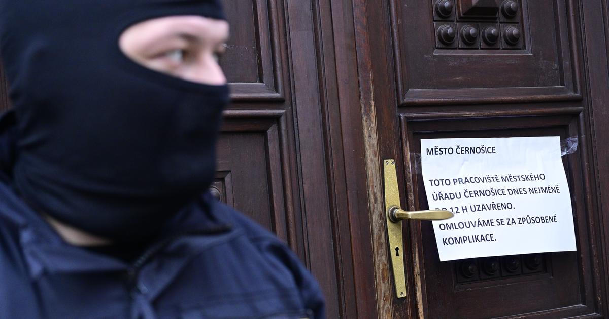 Nezákonné řidičské průkazy a úplatky: policie po zásahu v Černošicích řeší přes 200 případů