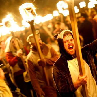 Oheň, Vikingové a chaos: Up Helly Aa v plné síle