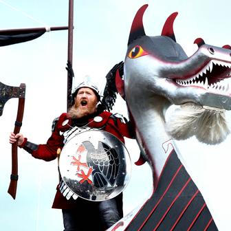 Oheň, Vikingové a chaos: Up Helly Aa v plné síle