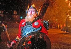 Oheň, Vikingové a chaos: Up Helly Aa v plné síle