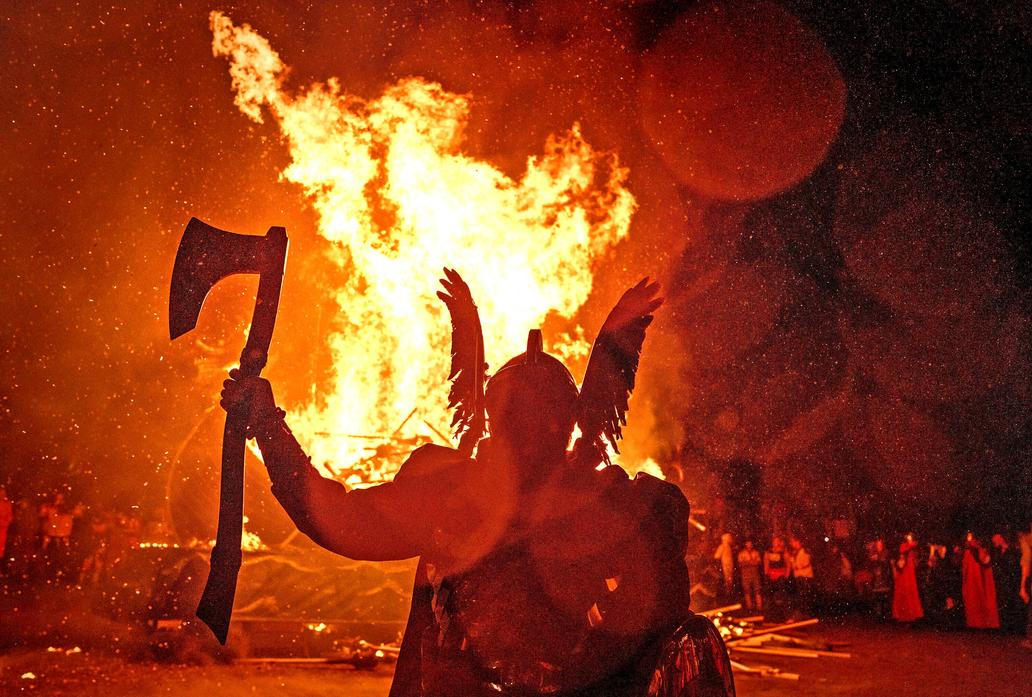 Oheň, Vikingové a chaos: Up Helly Aa v plné síle
