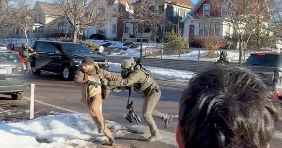 Provokace a kopání do auta. Objevily se nové záběry muže zabitého Trumpovými agenty