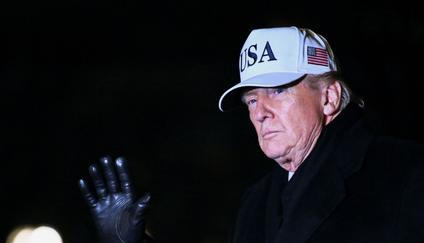 Americký prezident Donald Trump mává při svém příjezdu do Bílého domu, 27. ledna 2026.