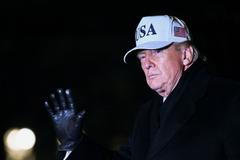 Americký prezident Donald Trump mává při svém příjezdu do Bílého domu, 27. ledna 2026.