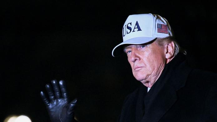 Americký prezident Donald Trump mává při svém příjezdu do Bílého domu, 27. ledna 2026.