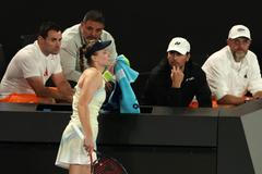 Jelena Rybakinová s trenérem Stefanem Vukovem (v černém)