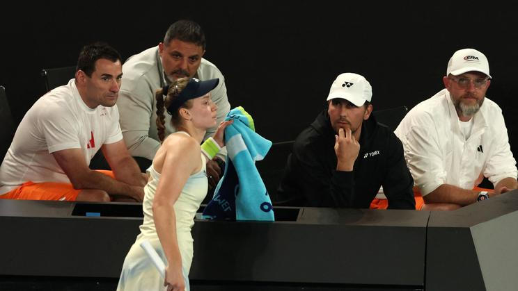 Jelena Rybakinová s trenérem Stefanem Vukovem (v černém)