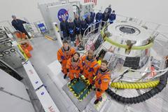 Artemis II je klíčovým mezikrokem v návratu lidí k Měsíci. Jejím hlavním cílem není přistání, ale důkladné otestování všech systémů potřebných pro budoucí lunární výpravy. 