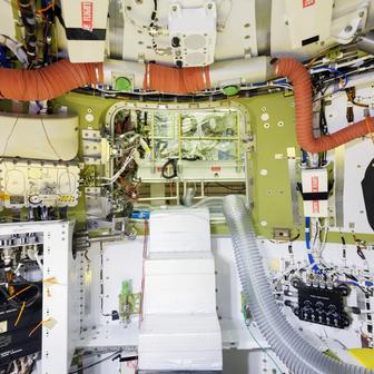 Astronauti se možná dostanou dál od Země než posádka Apolla 13, která dosud drží prvenství v nejvzdálenějším letu člověka od domovské planety.