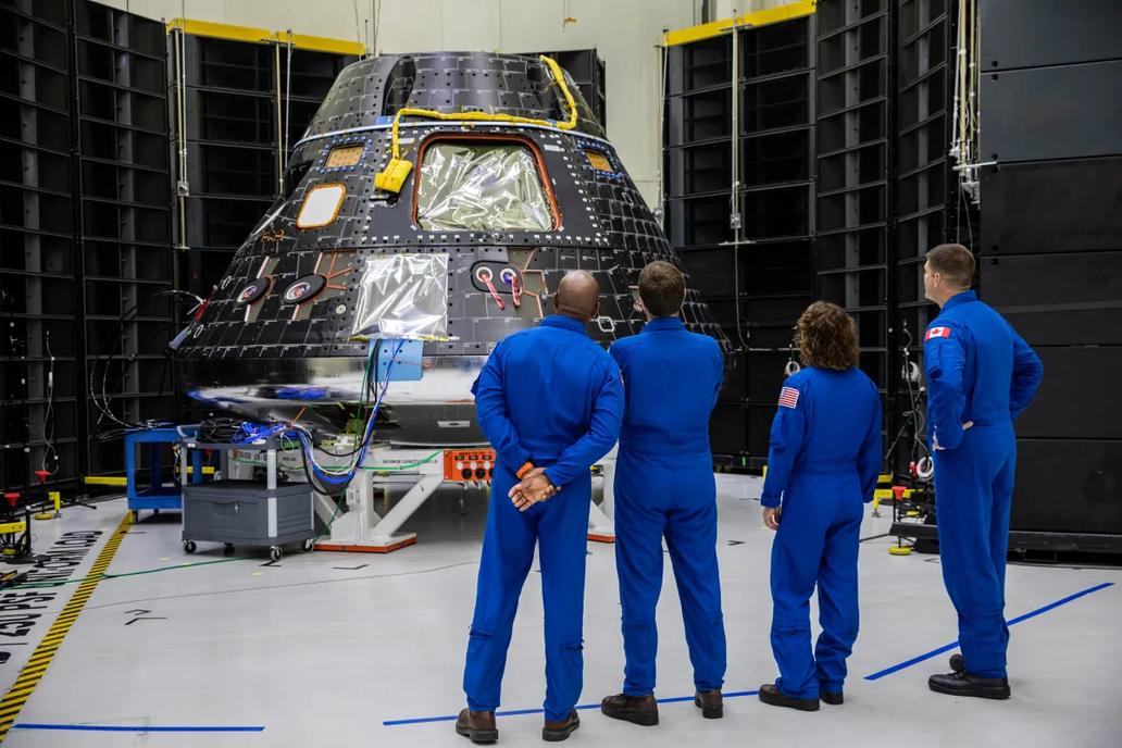 Právě na jejích výsledcích má stavět Artemis III, která už počítá s návratem astronautů na povrch zemské družice. 