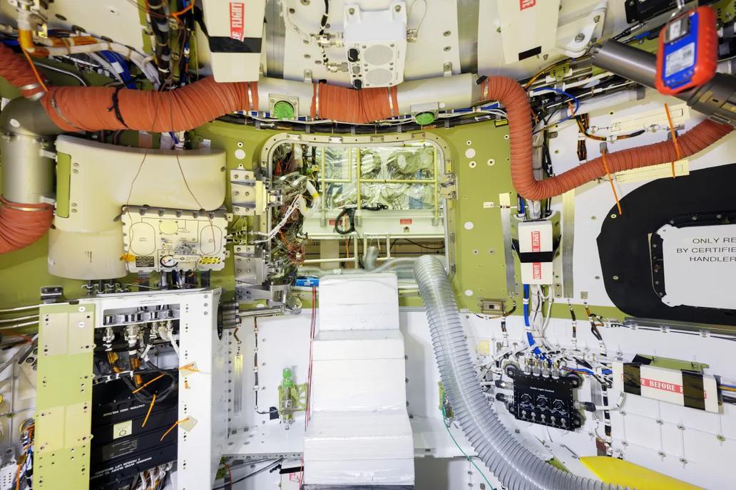 Astronauti se možná dostanou dál od Země než posádka Apolla 13, která dosud drží prvenství v nejvzdálenějším letu člověka od domovské planety.