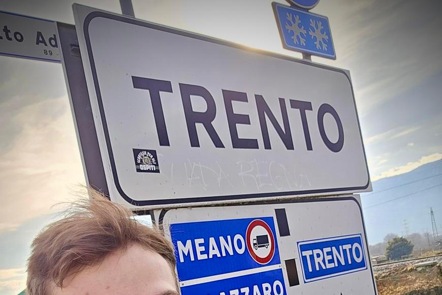 Z Třebíče do Milána pěšky. Čechoital jde na zahájení olympiády, po cestě sbírá tetování