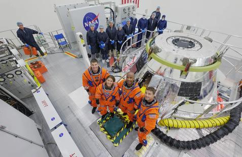 Artemis II je klíčovým mezikrokem v návratu lidí k Měsíci. Jejím hlavním cílem není přistání, ale důkladné otestování všech systémů potřebných pro budoucí lunární výpravy. 