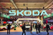 Nechybí ani stánek Škoda Auto připomínající si 125 let motorsportu.