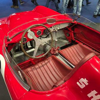 Základem je trubkový rám, karoserie je ze sklolaminátu.