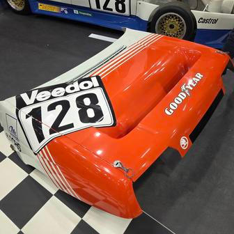 Kromě něj ukazuje Škoda třeba i okruhový Favorit 136 L/H z roku 1991, jehož kapota se neotevírá, nýbrž demontuje.