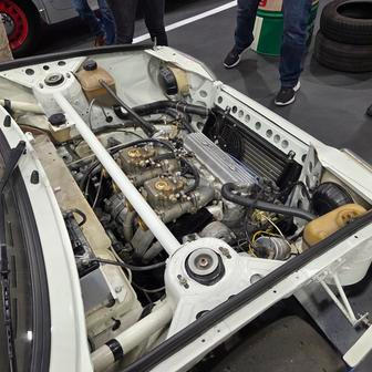 Podobně jako u sériového auta je pod ní motor, nicméně jde o zážehovou šestnáctistovku v kombinaci s manuální šestistupňovou převodovkou. Toto auto konkrétně jezdilo třeba ve Veedol Cup na Nürburgringu.