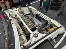 Podobně jako u sériového auta je pod ní motor, nicméně jde o zážehovou šestnáctistovku v kombinaci s manuální šestistupňovou převodovkou. Toto auto konkrétně jezdilo třeba ve Veedol Cup na Nürburgringu.