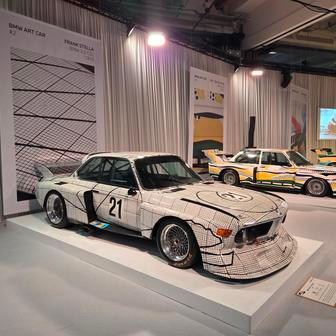 BMW letos pokračuje v putovní výstavě k padesáti letům Art Cars, Retromobile je jednou ze zastávek hned sedmi unikátních aut.