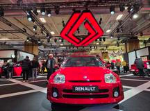 Renault postupně na světové trhy uvádí nové Clio, které doprovází slavní předchůdci. Třeba sportovní model Clio V6 s benzinovým šestiválcem vzadu uprostřed.