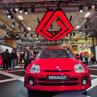 Renault postupně na světové trhy uvádí nové Clio, které doprovází slavní předchůdci. Třeba sportovní model Clio V6 s benzinovým šestiválcem vzadu uprostřed.