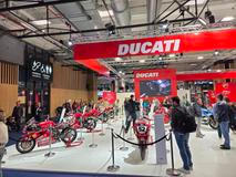 Kromě aut byly vystavené i motorky, velký stánek přivezlo Ducati.