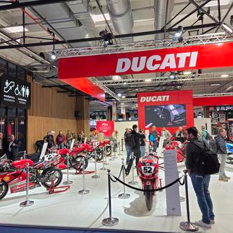 Kromě aut byly vystavené i motorky, velký stánek přivezlo Ducati.