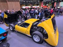 Vzácný pohled na Lamborghini Miura P400 SV s otevřenou přední i zadní kapotou. Prodalo se za tři miliony eur.