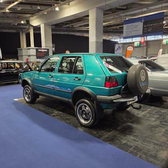 Přesně na hranici stanovené částky se pohyboval tento Golf Country.