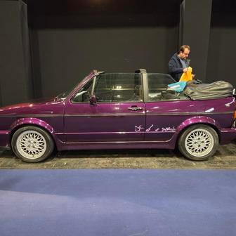 Na hodnotě začínají nabývat i různé akční verze, třeba jako v tomto případě první Golf Cabriolet odkazující na hudební skupinu Genesis z roku 1992.