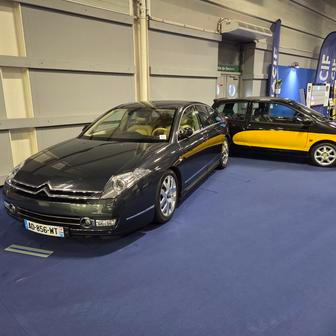 Dvě tváře Francie: luxusní a neúspěšný Citroën C6 a naopak skromný a úspěšný Renault Twingo.