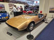 Celé jedno patro haly 7, kde byla stěžejní část výstavy, patřilo prodejcům veteránů a dalším velkým autogaleriím. Jedna z nich zaujala třeba plážovou verzí Ferrari 365 GTC/4, kterou vyrobila karosárna Michelotti pro švýcarského podnikatele Willyho Felbera.